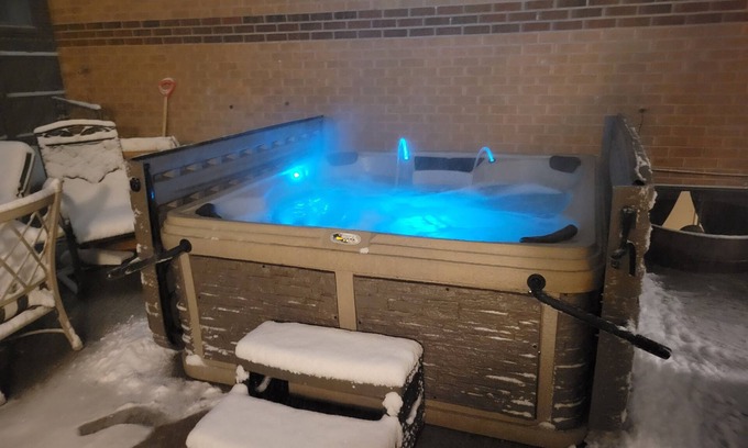Twin Lakes House | 420Friendly PS5 HotTub GameRoom Theater PoolTable Pole