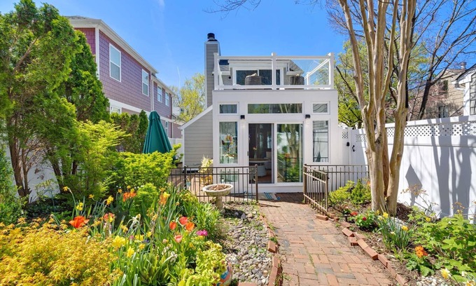 Eastport House | 421 Irie: Simply Charming 2 Story COTTAGE! Private Pool! 1 Off Street Parking!