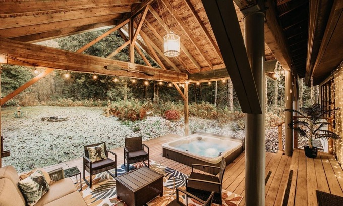Maple Falls House | 42MF - WiFi - Hot Tub - BBQ by RedAwning