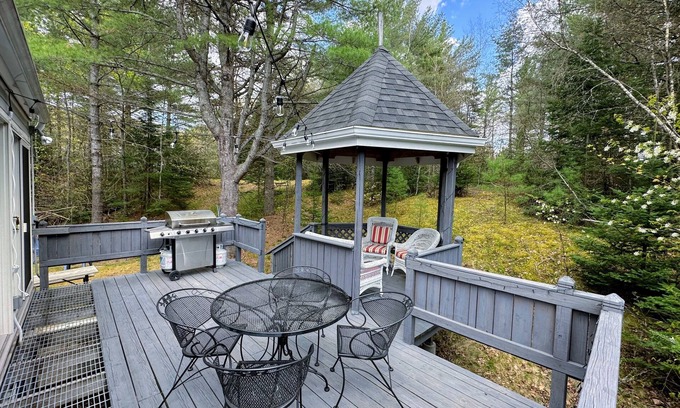 Twin Mountain House | 43TV peaceful retreat in the White Mountain, fireplace, fire pit, large yard, WiFi, AC!