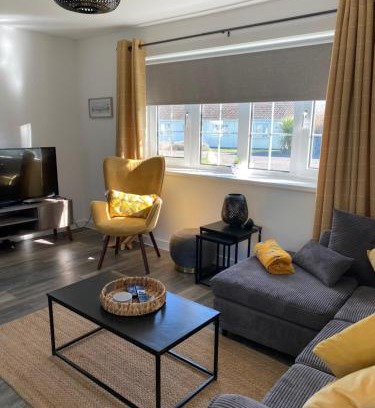 Scurlage House | 44 Gower holiday village Ty Gŵyr Cosy 2 bedroom Chalet with a seasonal pool