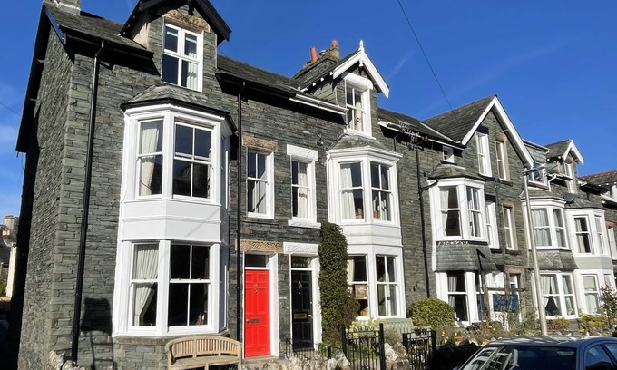 Keswick House | 45 Eskin Street - sleeps 6 guests in 3 bedrooms