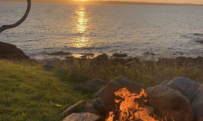 Pemaquid Point Cottage | 45 feet in the cliffs of maine watching sunsets with a fire! And the whales!!!