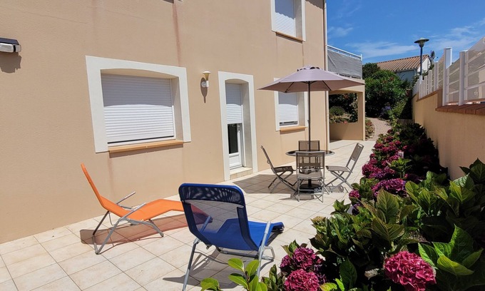 Brem Sur Mer Apartment | 45m2 housing; on the ground floor in a villa in Brem sur Mer