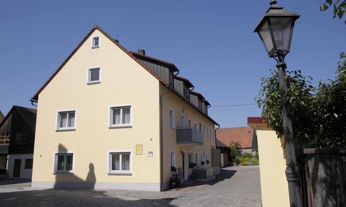 Merkendorf Apartment | 45qm-große Ferienwohnung mit Gartenhaus und Grillmöglichkeiten