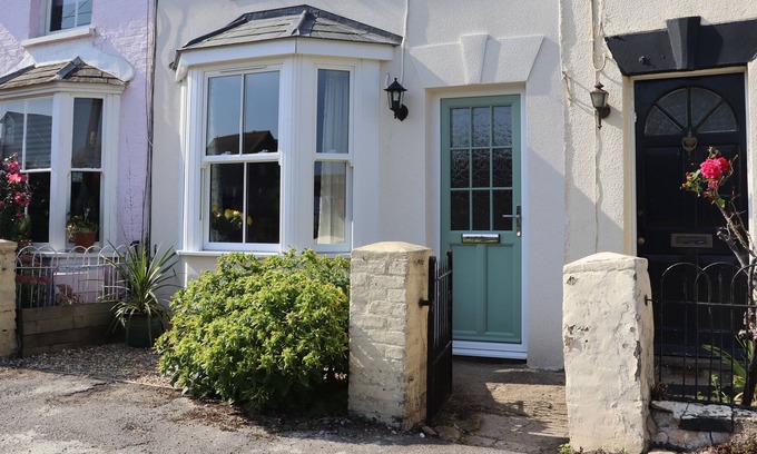 Faversham Cottage | 46 BY THE CREEK, family friendly, with a garden in Faversham