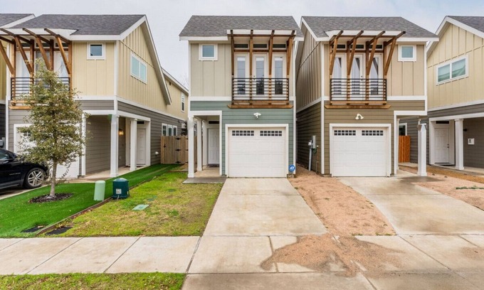 Lewisville House | 462 S Edna Avenue Lewisville · Two-Floor House With A Dedicated Work Space