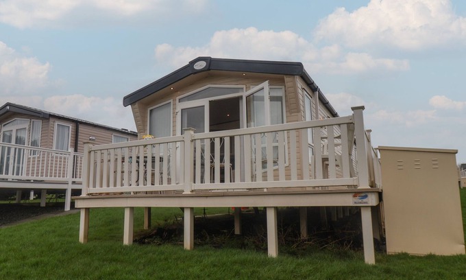 Cayton Bay Cottage | 47 THE DRAKE FORGETMEKNOT, pet friendly, with a garden in Cayton Bay