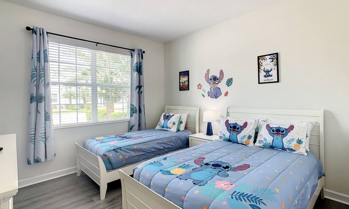Kissimmee House | 4766 - 5 Bedroom Pool Home in Storey Lake Resort Under 10 Minutes to Disney