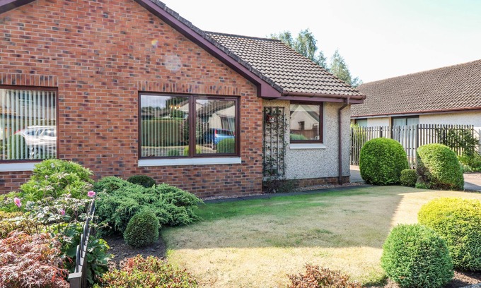 Cupar Cottage | 48 EDENBANK ROAD, pet friendly, with a garden in Cupar, Fife