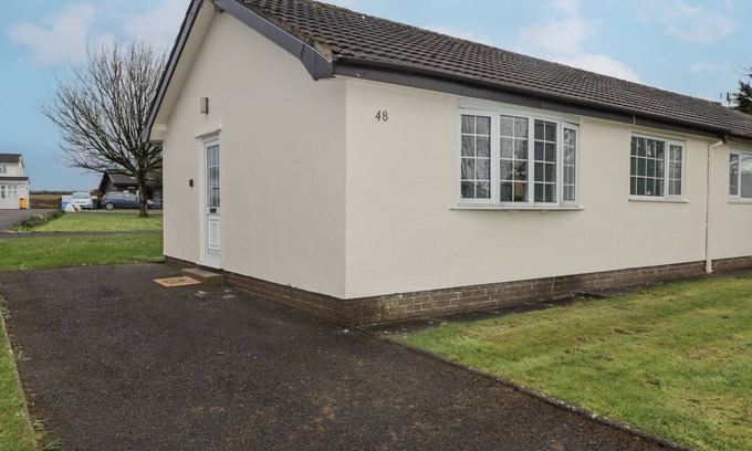 Scurlage Cottage | 48 GOWER HOLIDAY VILLAGE, pet friendly, with pool in Scurlage