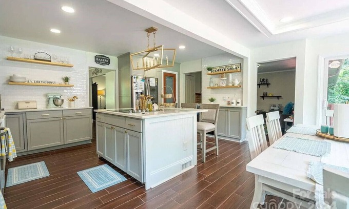 Marlwood Acre House | 487) Massive 3 bedroom with a firepit!