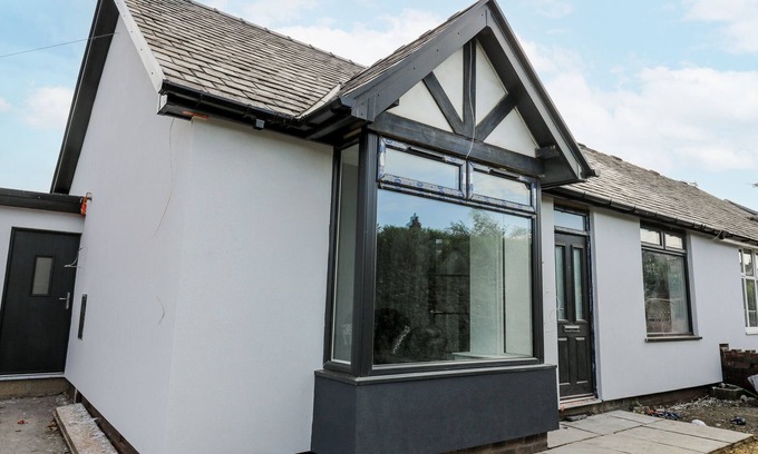 Ainley Top Cottage | 489 NEW HEY ROAD, pet friendly, with hot tub in Huddersfield
