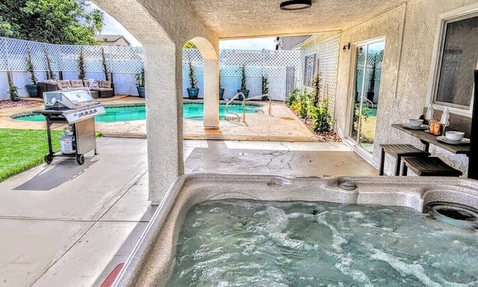 Sunrise Manor House | #49Haven w/Pool & Spa:mins to Dwtwn/Boulder Casinon