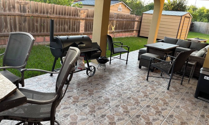 Brownsville House | 4bd 2.5ba nBackyard WiFi Close proximity to SPI, Space X, stores, gyms, mall etc