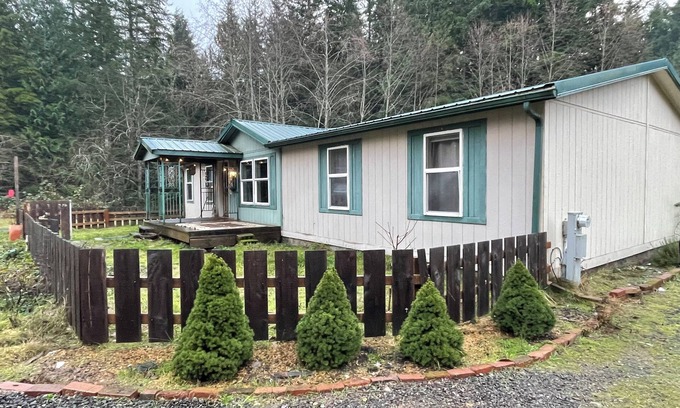 West Hills House | 4BD/2BA Family & Pet Friendly Forest Retreat in Silverdale, WA - Chefs Kitchen!