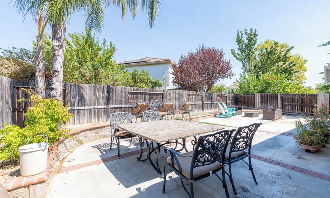 Elk Grove House | 4BD/2BA-For 10-Large Relaxing Backyard