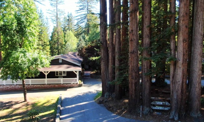 Freestone House | 4bd/3ba Redwood Retreat w/pool