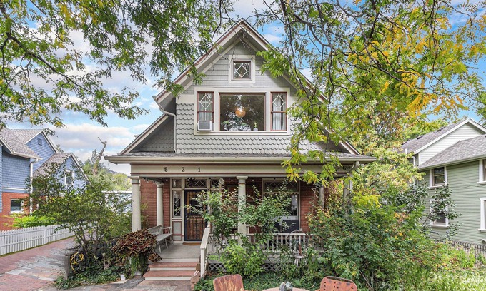 Lower Arapahoe House | 4Bd Creekside Retreat w/hot tub in the heart of Boulder – Walk to Pearl Street!