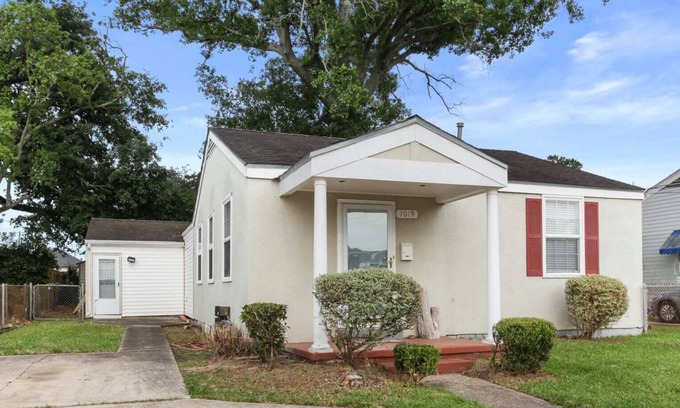 Metairie House | 4BD Metairie retreat with driveway and yard!