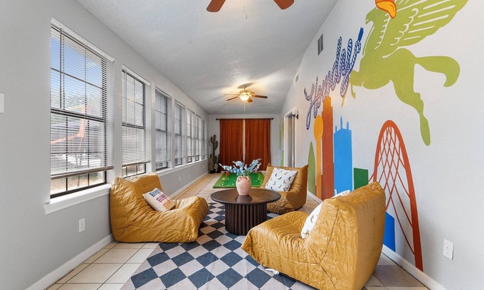 Irving House | 4bd Near Airport & Downtown - Volleyball - Games