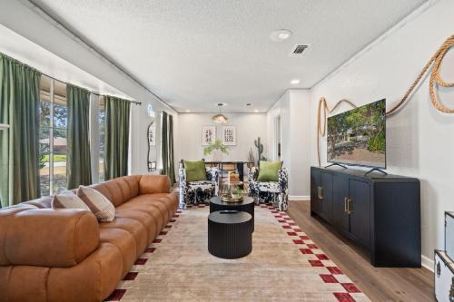 Irving House | 4bd Near Airport & Downtown - Volleyball - Games