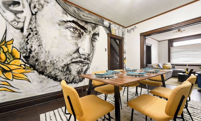 South Side Flats House | 4bd Pittsburgh Escape: BBQ, Games, 10mins to UPitt