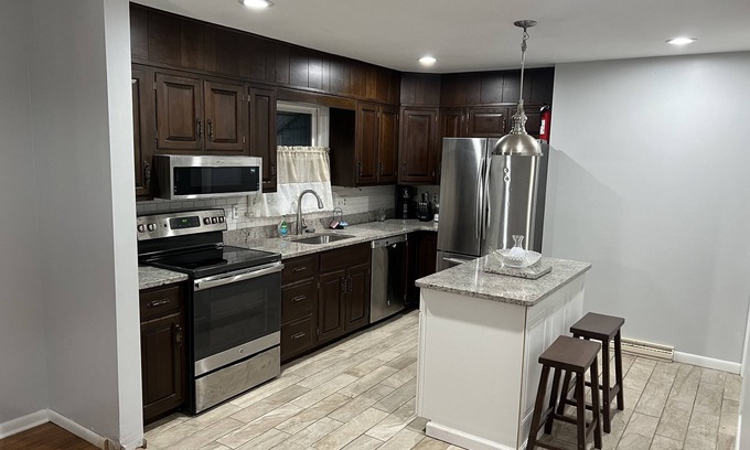 Lancaster House | 4Bd with pool near Sight & Sound, Spooky Nook Sport