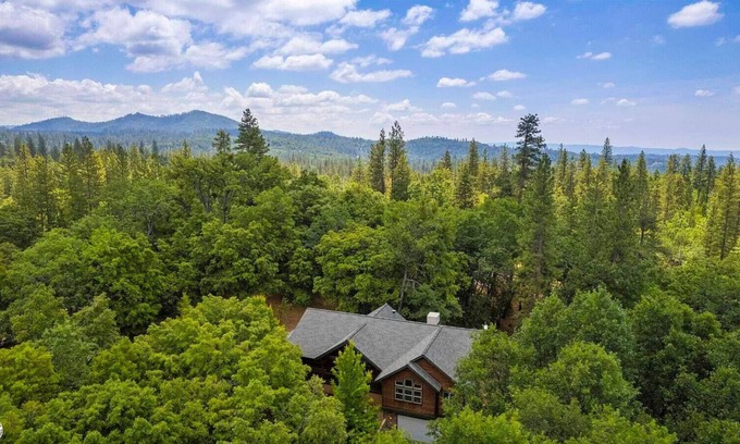 Tuolumne County House | 4BDR luxury lodging near Yosemite & Stanislaus Parks and skiing Dodge Ridge
