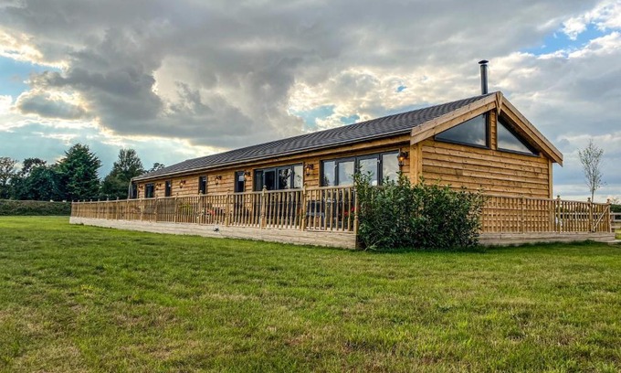 Fangfoss House | 4Bed Lodge Sleeps8-Pet Friendly-Hot Tub-Log Burner