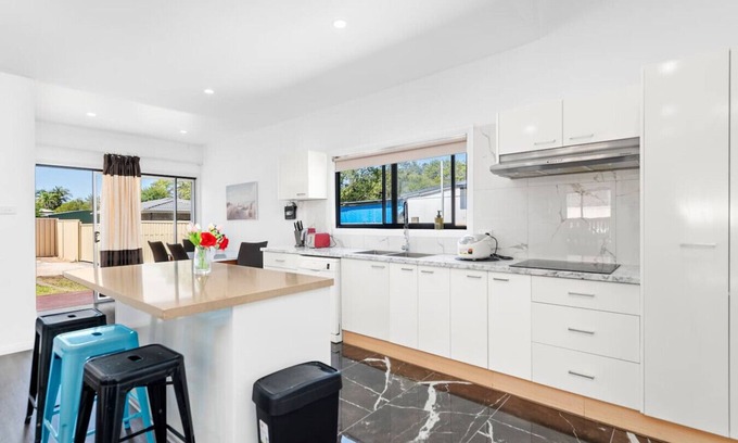 Tuggerah House | 4Bed Modern Oasis by Station