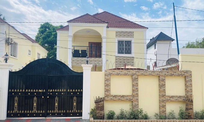 Serrekunda Villa | 4Bed Villa Sleeps 8 - WiFi, Parking, Garden