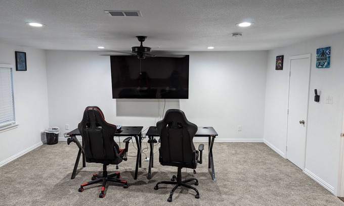 South Arlington House | 4Bedroom 2 Bath Plus Game Room