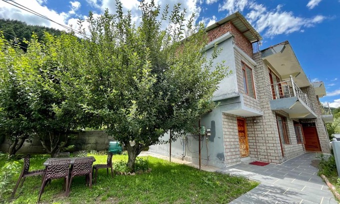 Gadherni Apartment | 4BHKitchen I MountainView I Pet Friendly I Garden