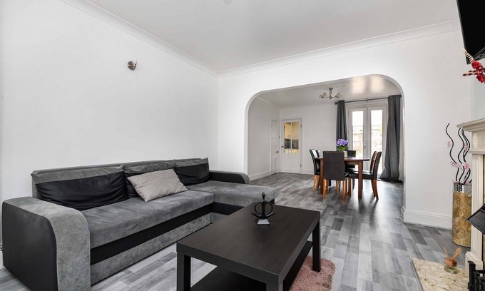 Colchester House | 4BR-10Guests-Parking-Garden