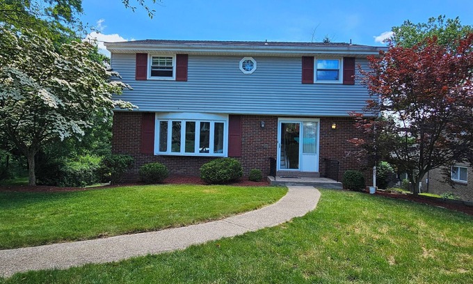 Murrysville House | 4BR, 2.5 bath, 2 Garage, large deck and office space in Murrysville PA