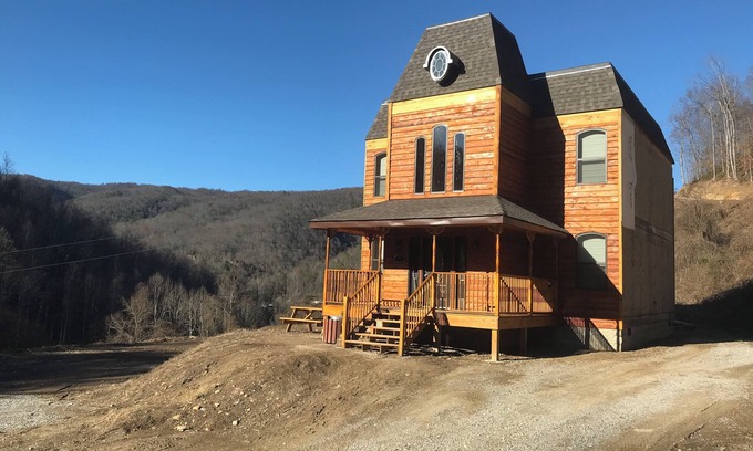 Lejunior Cabin | 4BR 2 bath house with full kitchen, living room, hot tub and game room.
