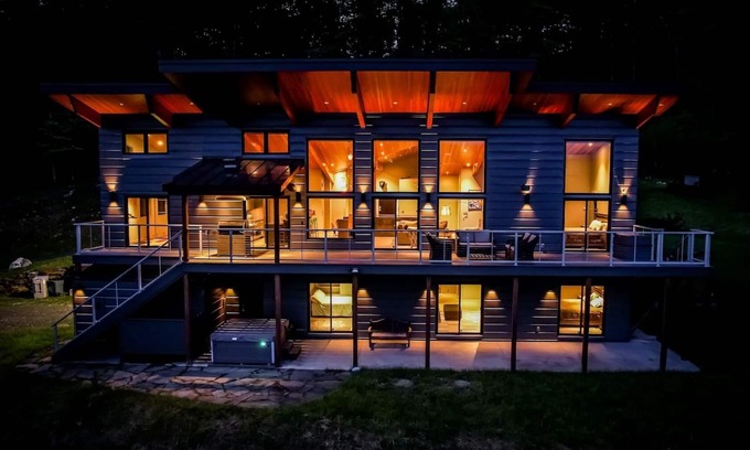 Waitsfield House | 4BR – 2 Mstr Suites, Hot Tub, Prime Views, Privacy