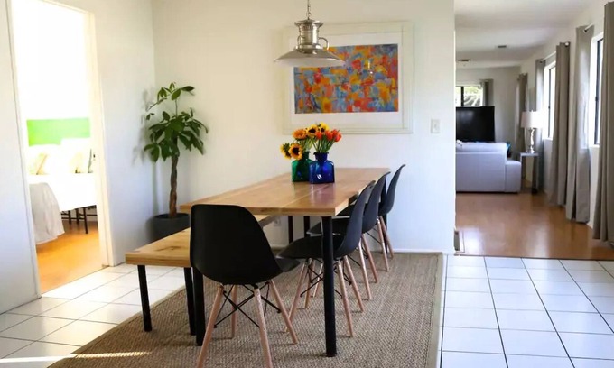 Jefferson House | 4BR/2BA Private Guest Apt W/large outside space 6 miles to beach Culver City