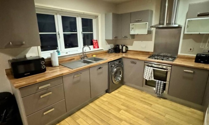 Colchester House | 4BR 2BATH Home in Colchester Perfect for Big Group