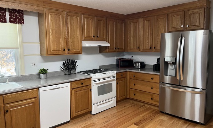 Alton Bay House | 4BR-3.5BA + Bunkroom + Private Beach-Hot Tub