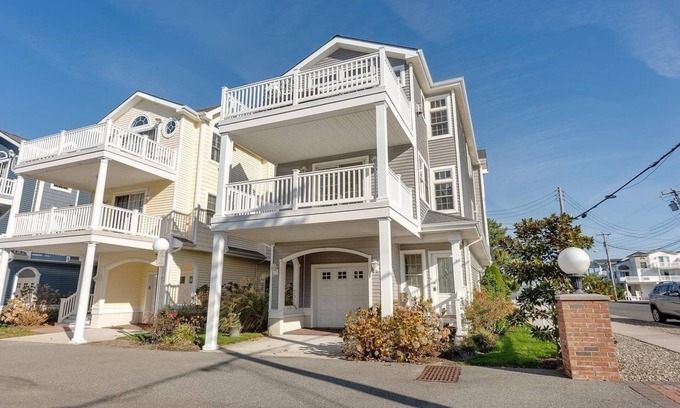 Townsend's Inlet House | 4BR 3.5BA community POOL 2 bl from beach w/lifeguard & bathroom no pets/smoke