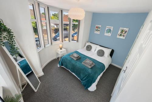 Acresford Apartment | 4BR 3 bath Spacious apartment, Sleeps upto 8 free parking
