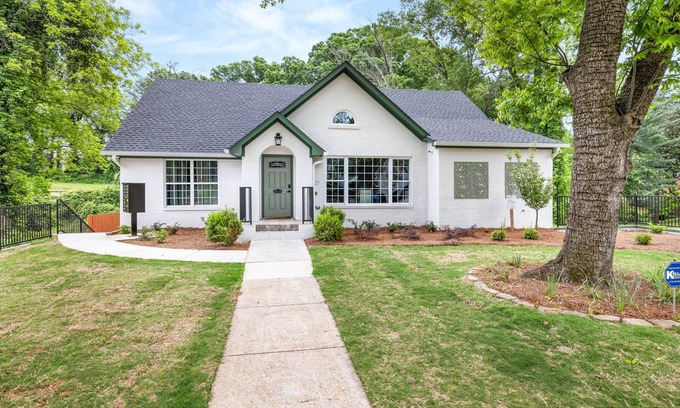 Gainesville Apartment | 4BR/3BA Newly Built, 5 min to square. Pet+, Full Kitchen, Washer/Dryer, 15+ days