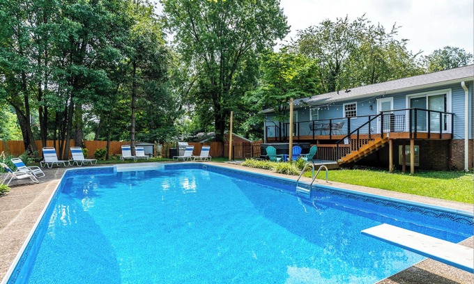 Lexington House | 4BR 3bath 9 beds! Pool, hot tub, movie room, basketball court, oasis in LEX