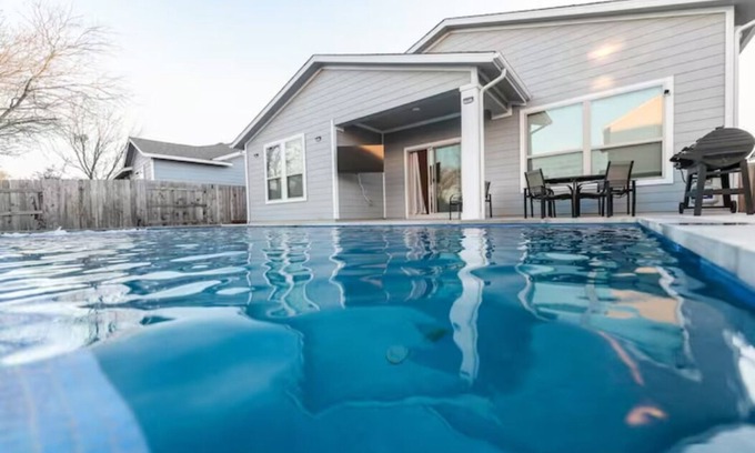 Austin House | 4BR/3BH Private Pool: 5M Airport & F1 & 2500 Sq.ft