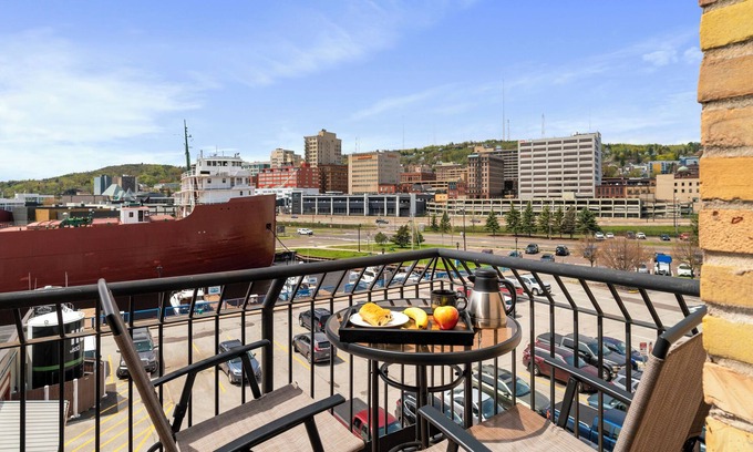 Central Hillside Condo | 4BR 4 BA Amazing Luxury Suite