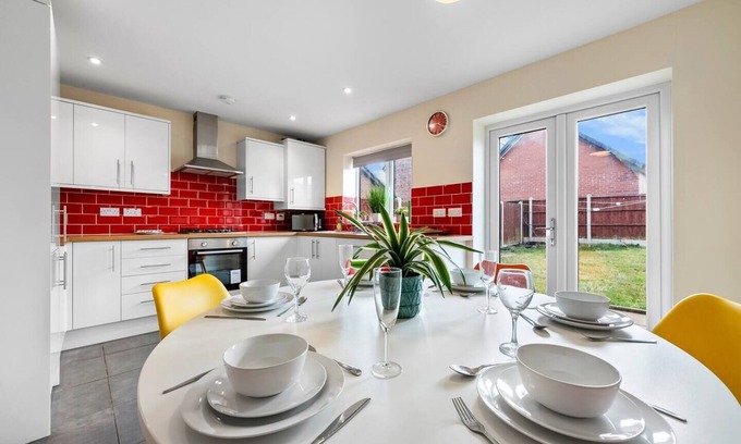 West Bromwich Apartment | 4BR Contractor House in Birmingham w/Parking
