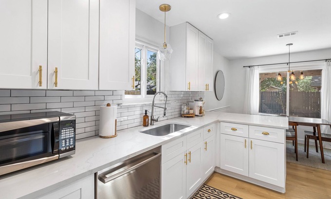 East Oak Hill House | 4BR Family-Friendly Casa, Firepit, BBQ, ~10 min to DT, Zilker, & AUS airport
