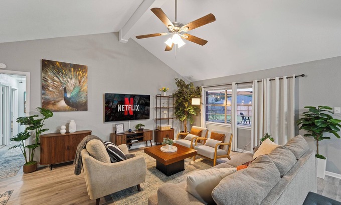 Humble House | 4BR Family Home 3mi to IAH 21mi to Houston
